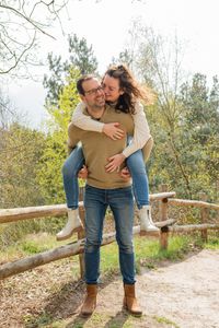 familie shoot Reindersmeer, vrouw op rug van man lachend.