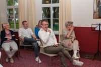 familie tijdens ceremonie lachend