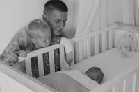 Lifestyle Newborn vader en zoon bij ledikant newborn